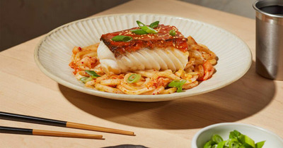 Cá tuyết đen sốt ssamjang kèm mì udon xào kim chi