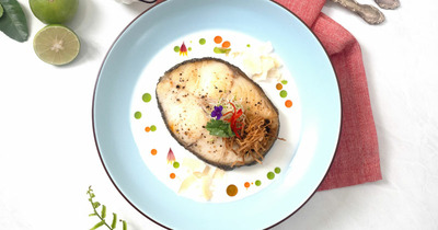 Cá Tuyết Than Alaska Nướng Tom Kha với Dầu Ớt Đỏ – Hương Vị Thái Lan Độc Đáo