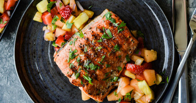 Discover the recipe for pan-seared salmon with fruit salsa